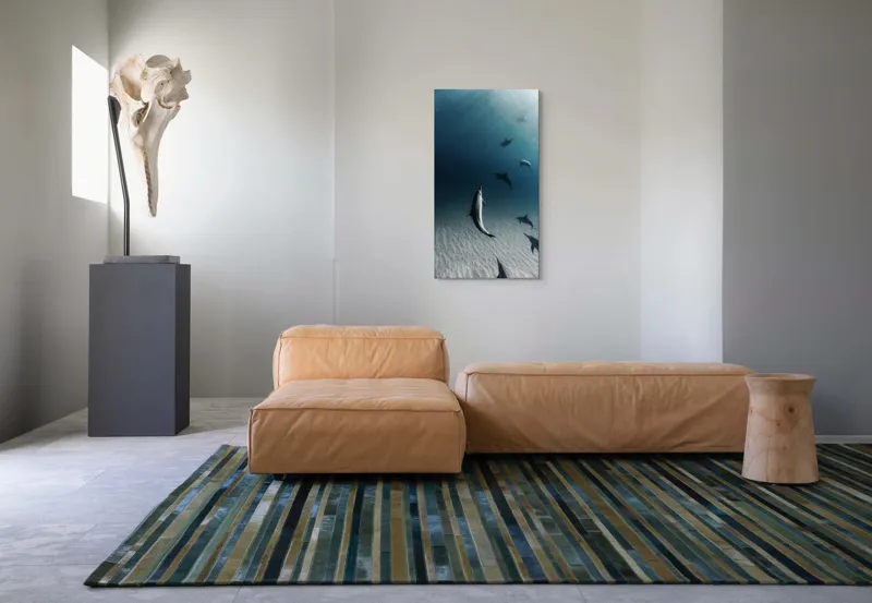 Tablou Canvas, "Dansul grațios al delfinilor sub apă", Delfini, Ocean, Lumina, Nisip, Albastru, Curent, Armonie, Explorare, 50 x 90 cm – poza 5