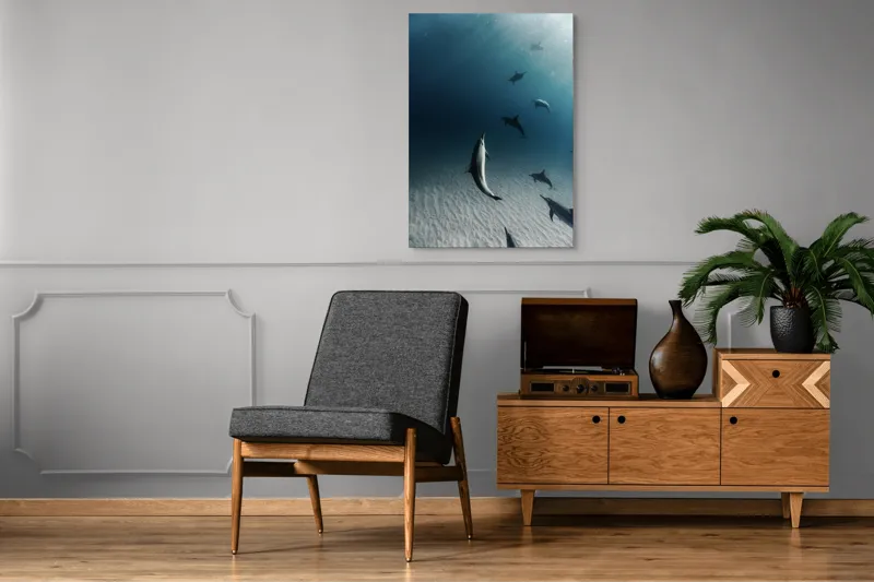 Tablou Canvas, "Dansul grațios al delfinilor sub apă", Delfini, Ocean, Lumina, Nisip, Albastru, Curent, Armonie, Explorare, 70 x 100 cm – poza 6