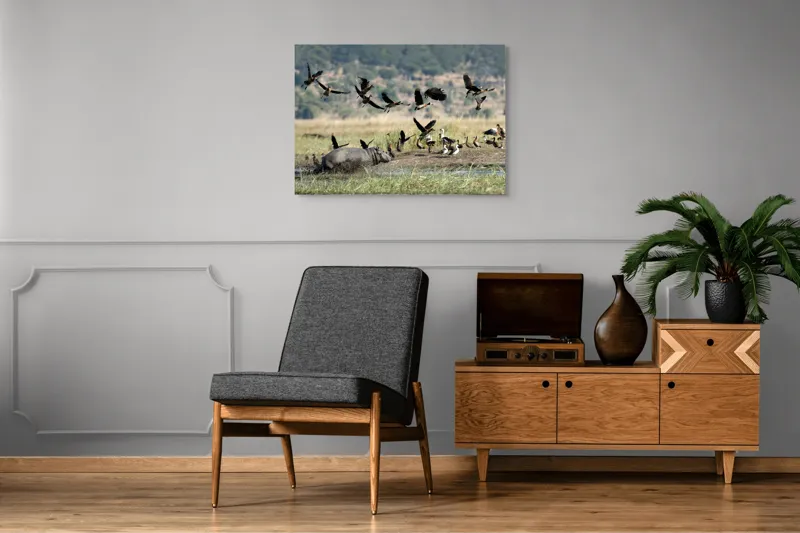 Tablou Canvas, "Hipopotam și păsări în savană africană", Hipopotam, Păsări, Apă, Natură, Zbor, Câmpie, Cer, Animale, Wild, Peisaj, Verde, Habitat, Stufăriș, Dinamică, Grup, Mediu, Viață, Sălbatic, Africa, Ecosistem, 100 x 70 cm – poza 8
