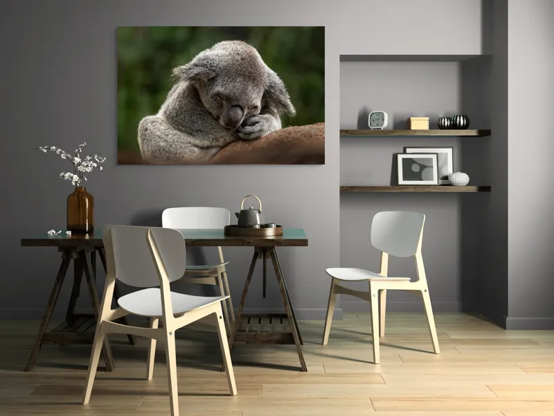 Tablou Canvas, "Koala dormind în îmbrățișarea lemnului", Somn, Liniște, Blândețe, Natură, Mângâiere, Pădure, Relaxare, Blană, 150 x 100 cm – poza 5