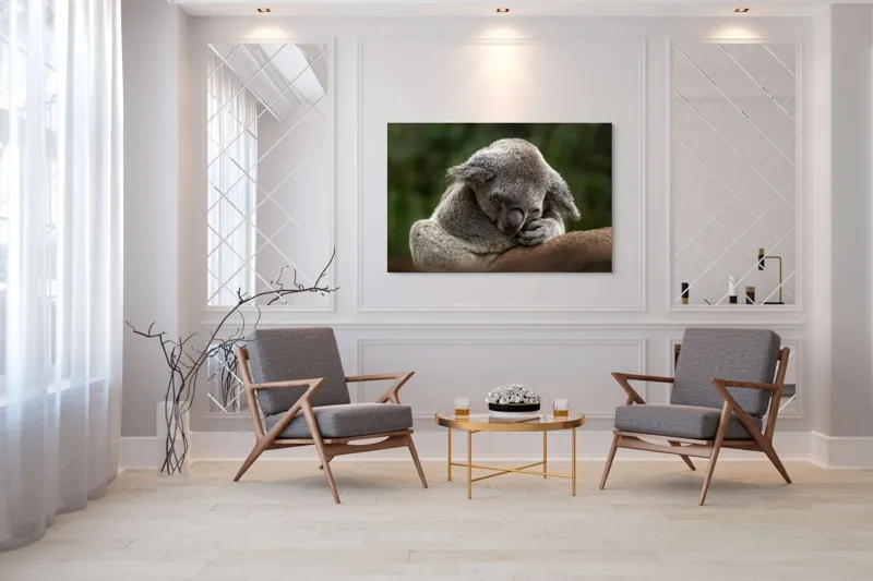 Tablou Canvas, "Koala dormind în îmbrățișarea lemnului", Somn, Liniște, Blândețe, Natură, Mângâiere, Pădure, Relaxare, Blană, 150 x 100 cm – poza 7