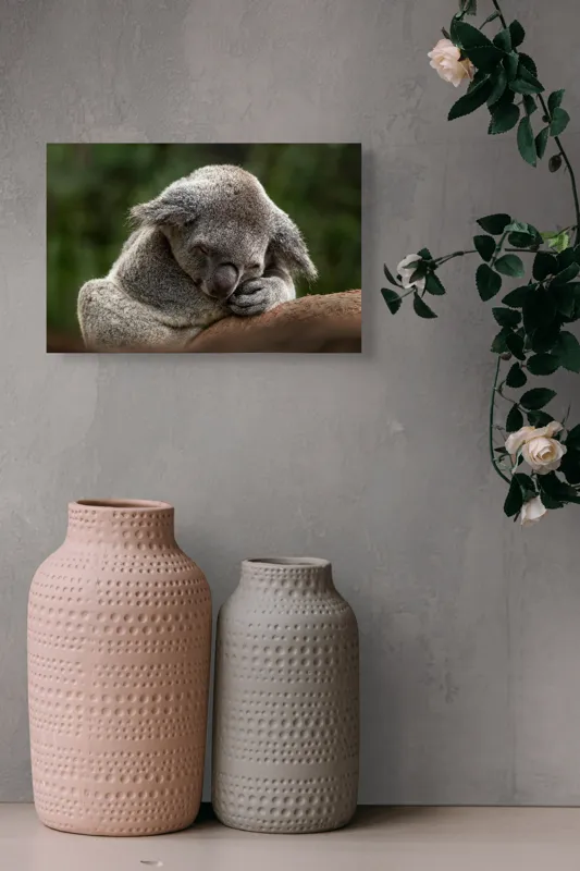 Tablou Canvas, "Koala dormind în îmbrățișarea lemnului", Somn, Liniște, Blândețe, Natură, Mângâiere, Pădure, Relaxare, Blană, 39 x 26 cm – poza 4