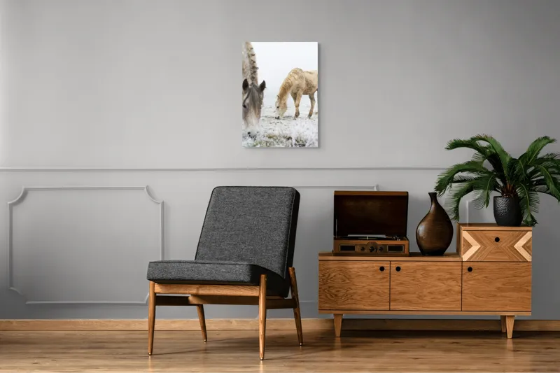 Tablou Canvas, "Cai păscând în ceața dimineții", Cal, Ger, Pajiste, Ceata, Frig, Liniste, Blana, Natura, 50 x 70 cm – poza 8