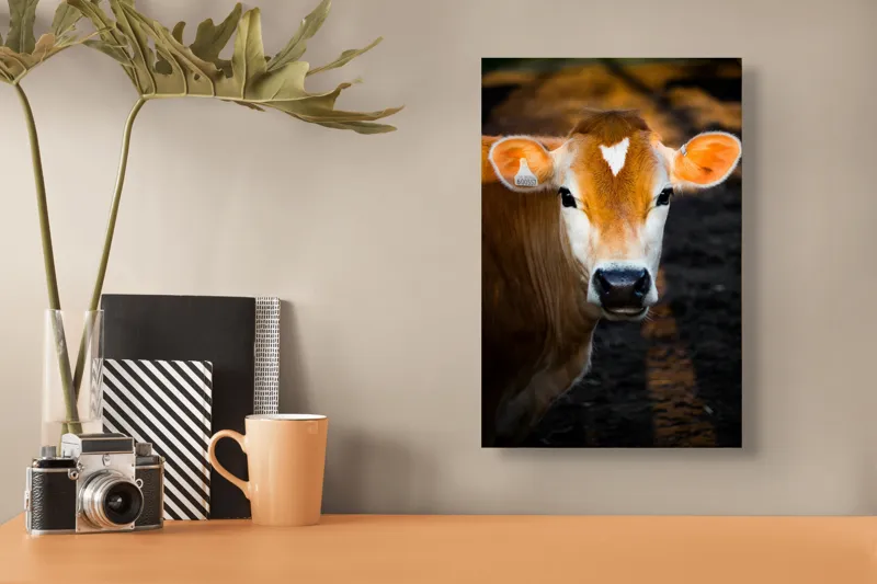 Tablou Canvas, "Vaca sub cerul dimineții aurii", 26 x 39 cm – poza 3