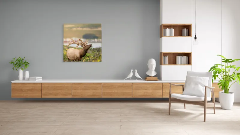 Tablou Canvas, "Cerbul printre flori galbene de câmp", Cerb, Peisaj, Natură, Flori, Verdeață, Apus, Cer Albastru, Dealuri, Serenitate, Majestuos, 100 x 100 cm – poza 8