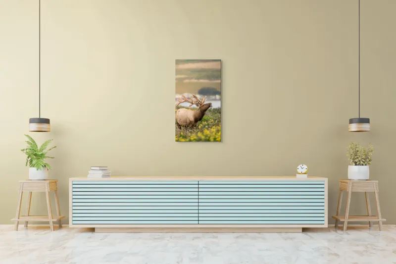 Tablou Canvas, "Cerbul printre flori galbene de câmp", Cerb, Peisaj, Natură, Flori, Verdeață, Apus, Cer Albastru, Dealuri, Serenitate, Majestuos, 50 x 90 cm – poza 6