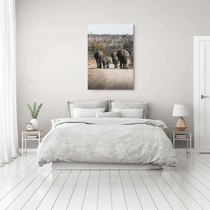 Tablou Canvas, "Familie de elefanți pe drum întins", Elefanți, Drum, Natură, Peisaj, Familie, Africa, Copaci, Căldură, Savană, Plimbare, 70 x 100 cm – poza 3