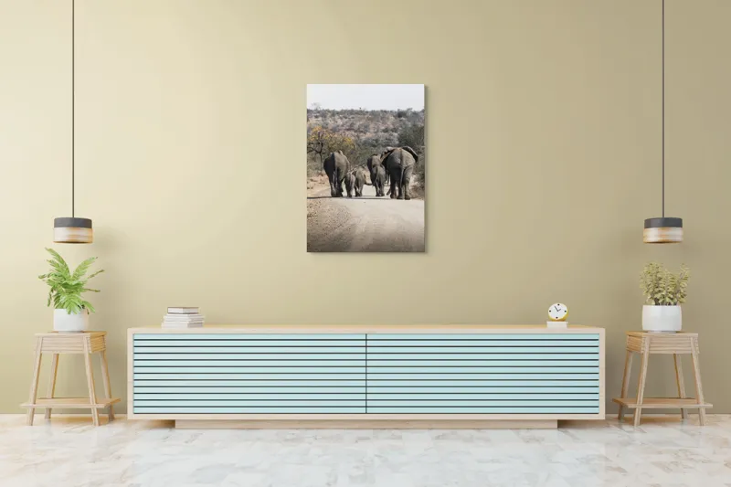 Tablou Canvas, "Familie de elefanți pe drum întins", Elefanți, Drum, Natură, Peisaj, Familie, Africa, Copaci, Căldură, Savană, Plimbare, 70 x 100 cm – poza 5
