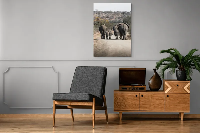 Tablou Canvas, "Familie de elefanți pe drum întins", Elefanți, Drum, Natură, Peisaj, Familie, Africa, Copaci, Căldură, Savană, Plimbare, 70 x 100 cm – poza 6
