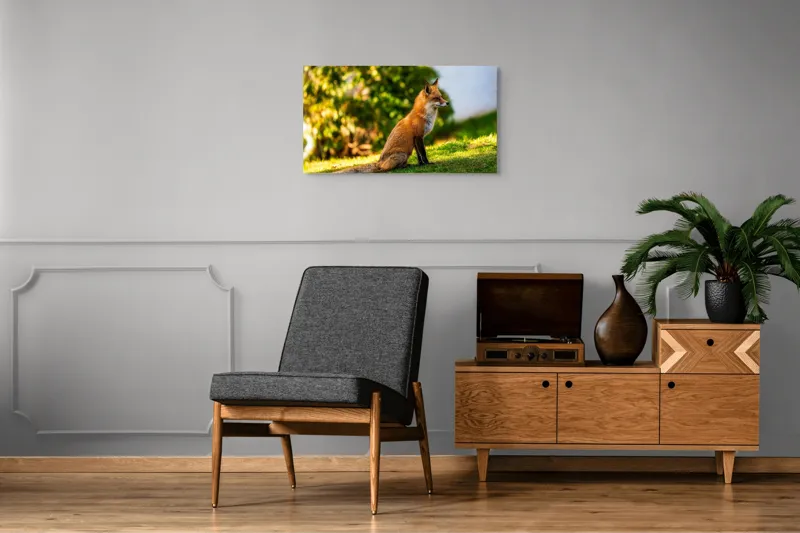 Tablou Canvas, "Vulpea gânditoare la marginea pădurii", Vulpe, Blană, Roșcată, Natură, Soare, Iarbă, Privire, Peisaj, Sălbăticie, Alertă, 90 x 50 cm – poza 6