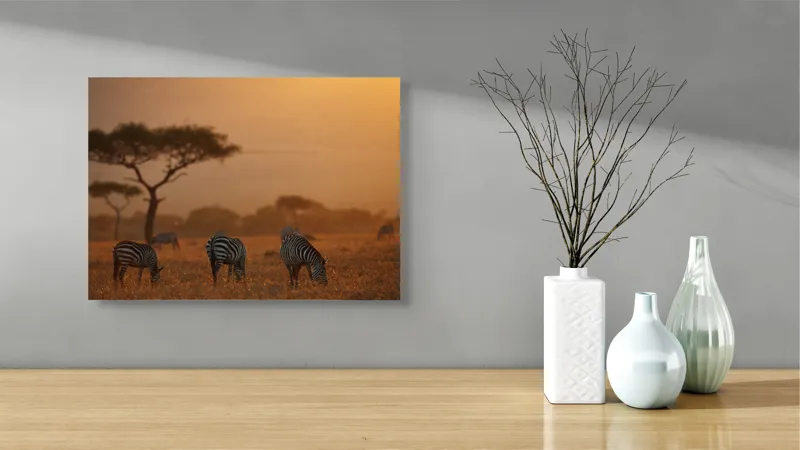 Tablou Canvas, "Zebre în amurgul african blând", Zebre, Savannah, Apus, Siluete, Arbuști, Câmpie, Cer, Serengeti, 54 x 39 cm – poza 3