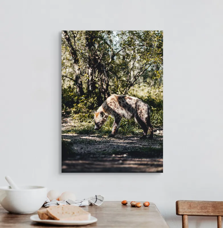 Tablou Canvas, "Hiena în lumina dimineții pădurii", Crepuscul, Hienă, Umbre, Vegetație, Căutare, Solitar, Sălbăticie, Reflexie, 50 x 70 cm – poza 3