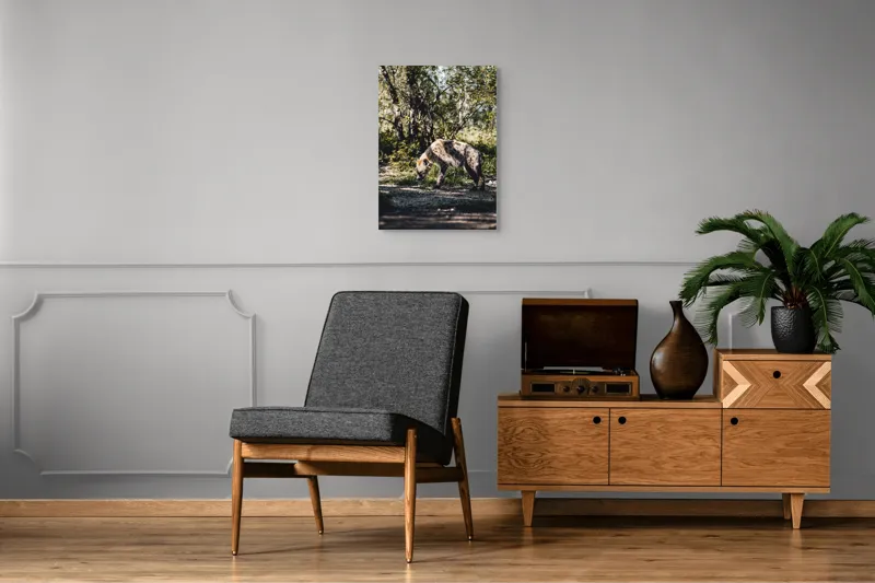 Tablou Canvas, "Hiena în lumina dimineții pădurii", Crepuscul, Hienă, Umbre, Vegetație, Căutare, Solitar, Sălbăticie, Reflexie, 50 x 70 cm – poza 8