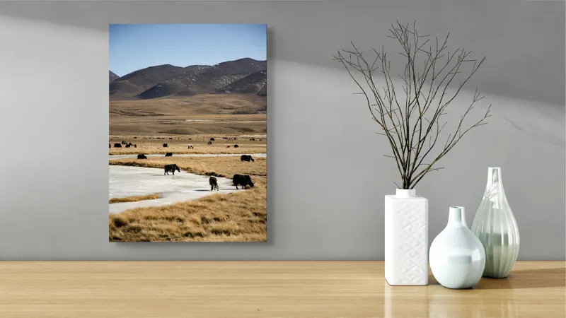 Tablou Canvas, "Iarna în stepele mongole misterioase", Dealuri, Iarbă, Iaci, Lăptos, Peisaj, Munți, Câmpie, Cer, Horizon, Râu, Natura, Pășune, Animale, Senin, Calm., 39 x 54 cm – poza 4