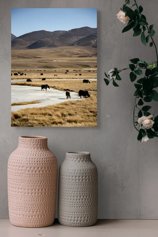 Tablou Canvas, "Iarna în stepele mongole misterioase", Dealuri, Iarbă, Iaci, Lăptos, Peisaj, Munți, Câmpie, Cer, Horizon, Râu, Natura, Pășune, Animale, Senin, Calm., 39 x 54 cm – poza 6