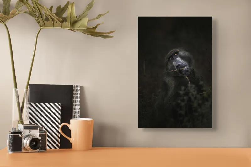 Tablou Canvas, "Contemplare în umbra naturii sălbatice", Negru, Privire, Introspecție, Textură, Mister, Natură, Profil., 26 x 39 cm – poza 3