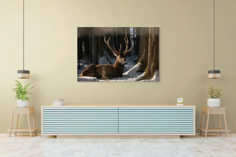Tablou Canvas, "Cerbul odihnindu-se în pădurea înzăpezită", Majestuos, Așezat, Pădure, Iarnă, Zăpadă, Ramuri, Lumină, Natură, Tranquilitate, 150 x 100 cm – poza 6