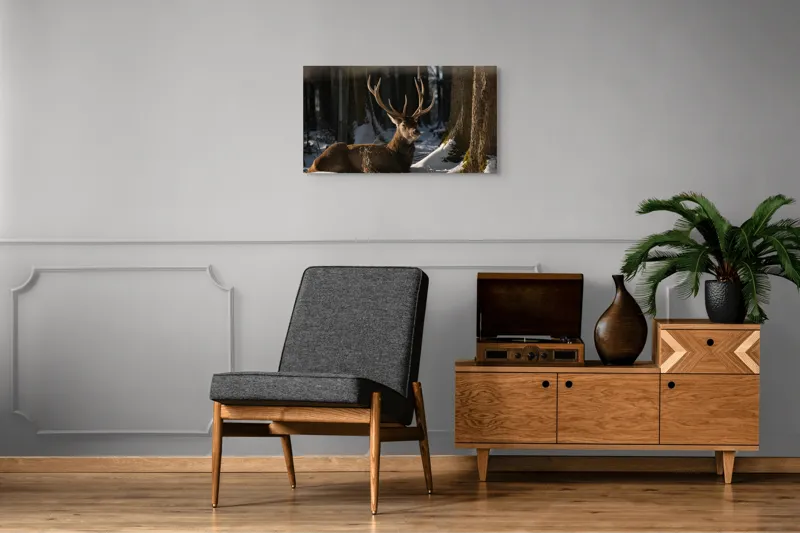 Tablou Canvas, "Cerbul odihnindu-se în pădurea înzăpezită", Majestuos, Așezat, Pădure, Iarnă, Zăpadă, Ramuri, Lumină, Natură, Tranquilitate, 90 x 50 cm – poza 6