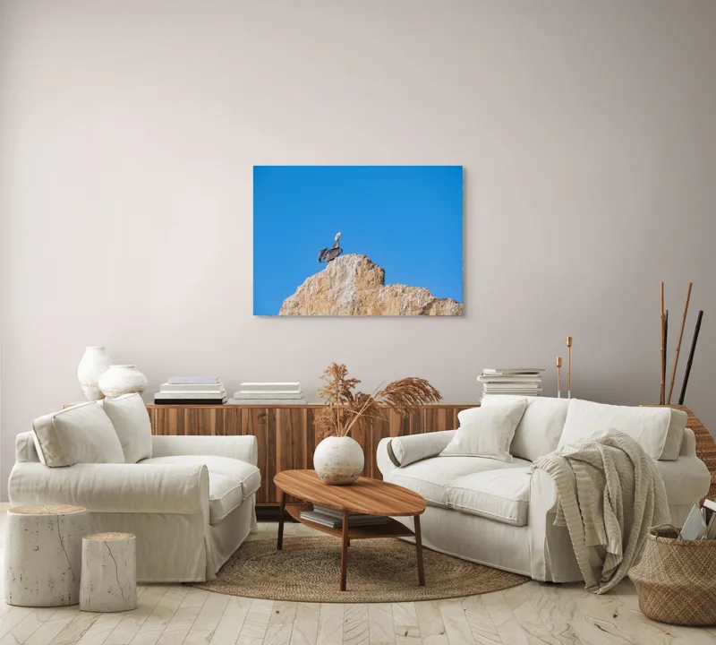 Tablou Canvas, "Pelican pe stânca semeață", Pasăre, Stâncă, Cer, Albastru, Natură, Penaj, Solitudine, Vedere., 100 x 70 cm – poza 3