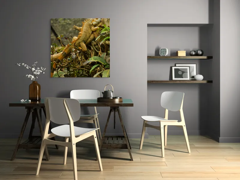 Tablou Canvas, "Iguana odihnindu-se pe crengi verzi", Șopârlă, Ramuri, Frunziș, Camuflaj, Tandră, Natură, Solzi, Repaus, Verde, Mediu, Habitat, Imersie., 100 x 100 cm – poza 6