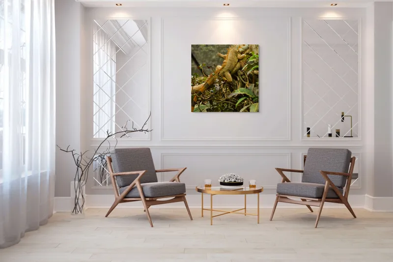 Tablou Canvas, "Iguana odihnindu-se pe crengi verzi", Șopârlă, Ramuri, Frunziș, Camuflaj, Tandră, Natură, Solzi, Repaus, Verde, Mediu, Habitat, Imersie., 100 x 100 cm – poza 7