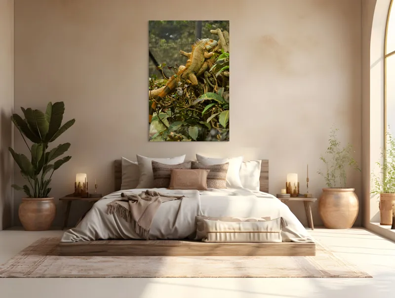 Tablou Canvas, "Iguana odihnindu-se pe crengi verzi", Șopârlă, Ramuri, Frunziș, Camuflaj, Tandră, Natură, Solzi, Repaus, Verde, Mediu, Habitat, Imersie., 100 x 150 cm – poza 3