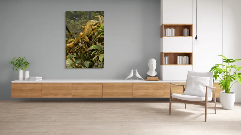 Tablou Canvas, "Iguana odihnindu-se pe crengi verzi", Șopârlă, Ramuri, Frunziș, Camuflaj, Tandră, Natură, Solzi, Repaus, Verde, Mediu, Habitat, Imersie., 100 x 150 cm – poza 8
