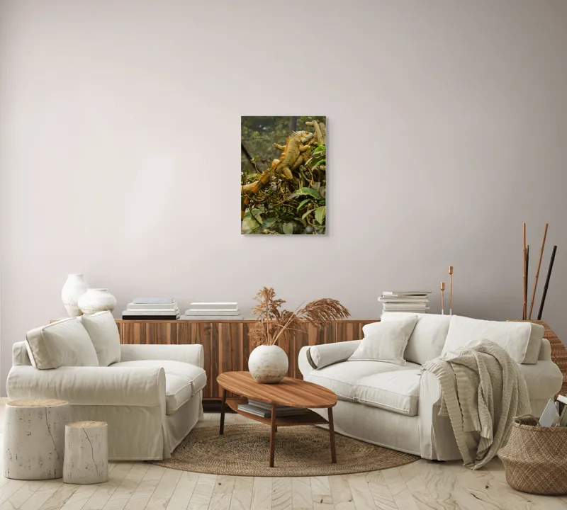 Tablou Canvas, "Iguana odihnindu-se pe crengi verzi", Șopârlă, Ramuri, Frunziș, Camuflaj, Tandră, Natură, Solzi, Repaus, Verde, Mediu, Habitat, Imersie., 50 x 70 cm – poza 4
