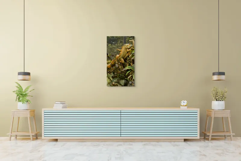 Tablou Canvas, "Iguana odihnindu-se pe crengi verzi", Șopârlă, Ramuri, Frunziș, Camuflaj, Tandră, Natură, Solzi, Repaus, Verde, Mediu, Habitat, Imersie., 50 x 90 cm – poza 6