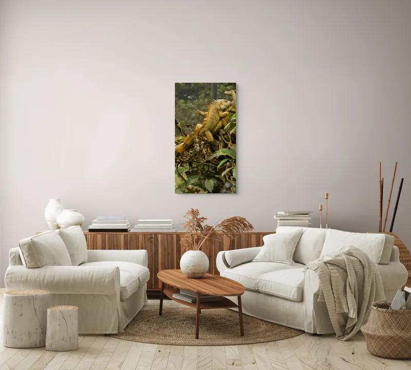 Tablou Canvas, "Iguana odihnindu-se pe crengi verzi", Șopârlă, Ramuri, Frunziș, Camuflaj, Tandră, Natură, Solzi, Repaus, Verde, Mediu, Habitat, Imersie., 50 x 90 cm – poza 7