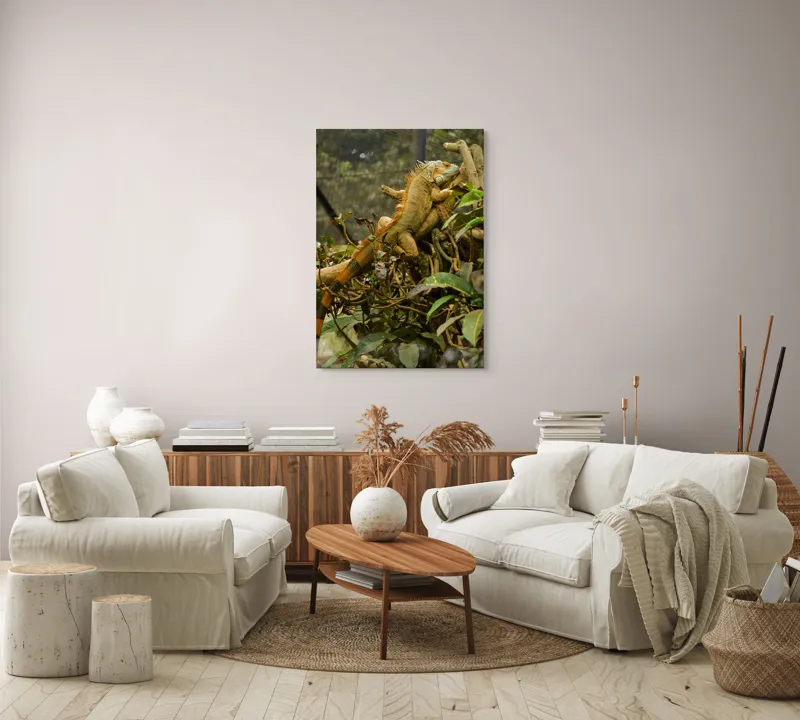 Tablou Canvas, "Iguana odihnindu-se pe crengi verzi", Șopârlă, Ramuri, Frunziș, Camuflaj, Tandră, Natură, Solzi, Repaus, Verde, Mediu, Habitat, Imersie., 70 x 100 cm – poza 4