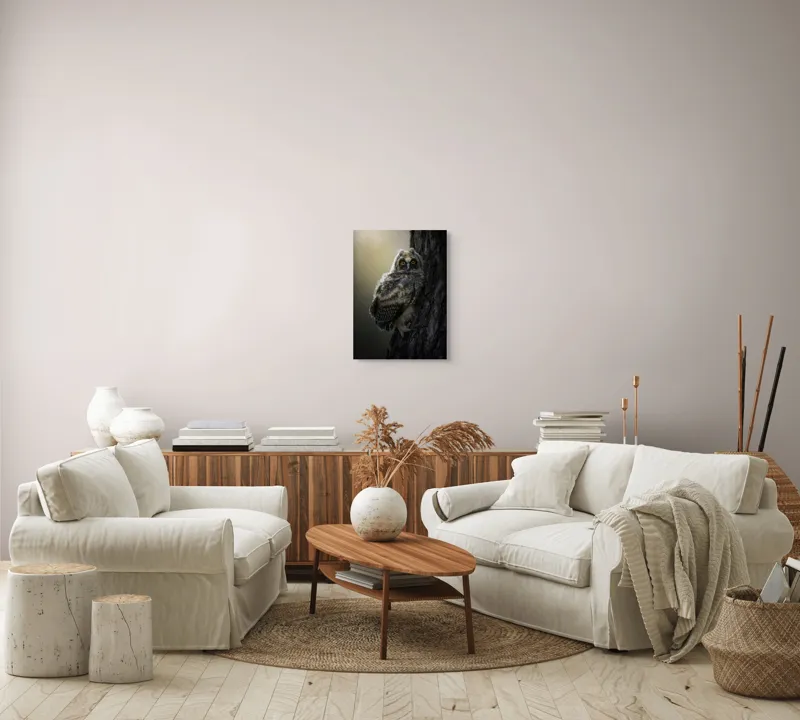 Tablou Canvas, "Bufnița tânără în amurg tăcut", Bufniță, Pene, Copac, Privire, Noapte, Mister, Natură, Liniște, Camuflaj, Ochii., 39 x 54 cm – poza 5