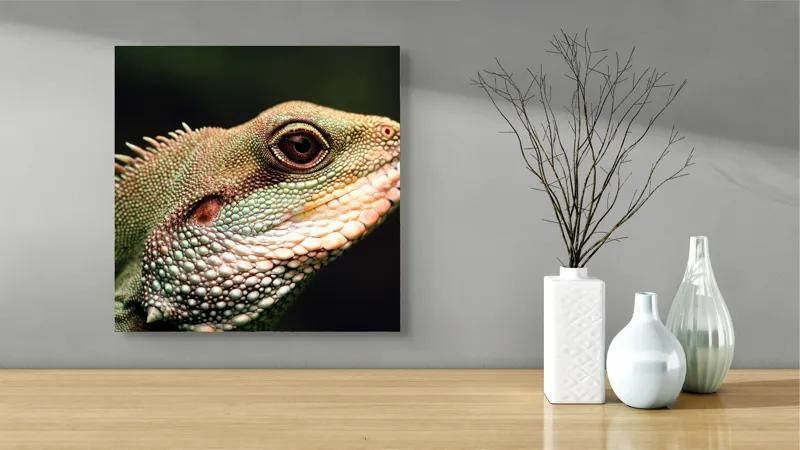 Tablou Canvas, "Lumea misterioasă a reptilelor verzi", Șopârlă, Textură, Solzisori, Verde, Țepi, Privire, Natură, Reptilă, 50 x 50 cm – poza 3
