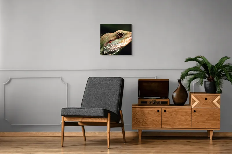 Tablou Canvas, "Lumea misterioasă a reptilelor verzi", Șopârlă, Textură, Solzisori, Verde, Țepi, Privire, Natură, Reptilă, 50 x 50 cm – poza 6