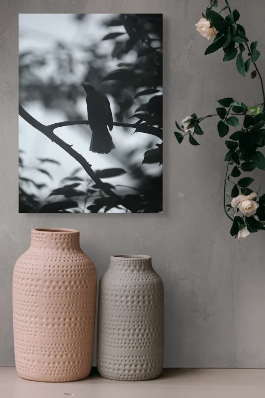 Tablou Canvas, "Pasăre cântând în amurgul pădurii", Pasăre, Cântătoare, Siluetă, Ramură, Frunze, Cer, Silențios, Natură, Întuneric, Contur., 39 x 54 cm – poza 6