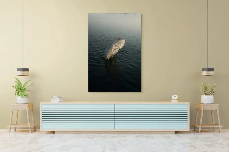 Tablou Canvas, "Dansul grațios al egretei pe apă", Grație, Aripi, Reflecție, Apă, Serenitate, Zbor, Natură, Lumină, 100 x 150 cm – poza 4