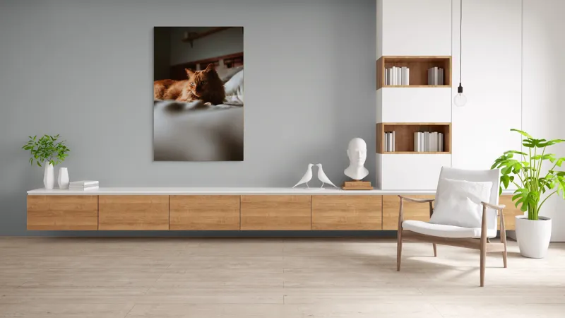 Tablou Canvas, "Pisică roșcată odihnindu-se pe pat", Pisică, Portocalie, Privire, Blană, Pat, Relaxare, Lumină, Calm, Textură, Ambient., 100 x 150 cm – poza 8