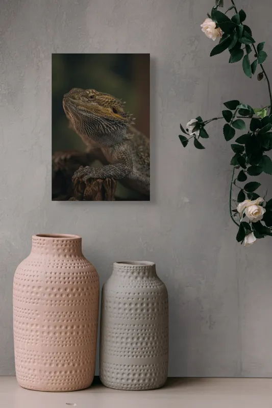 Tablou Canvas, "Reptila contemplând lumina dimineții", Solzi, Gri, Textură, Reptilă, Privește, Detalii, Natural, Verde, Ramură, Bruniu, 26 x 39 cm – poza 6