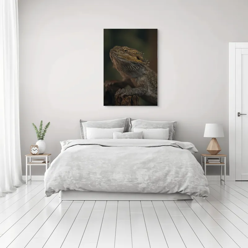 Tablou Canvas, "Reptila contemplând lumina dimineții", Solzi, Gri, Textură, Reptilă, Privește, Detalii, Natural, Verde, Ramură, Bruniu, 70 x 100 cm – poza 3