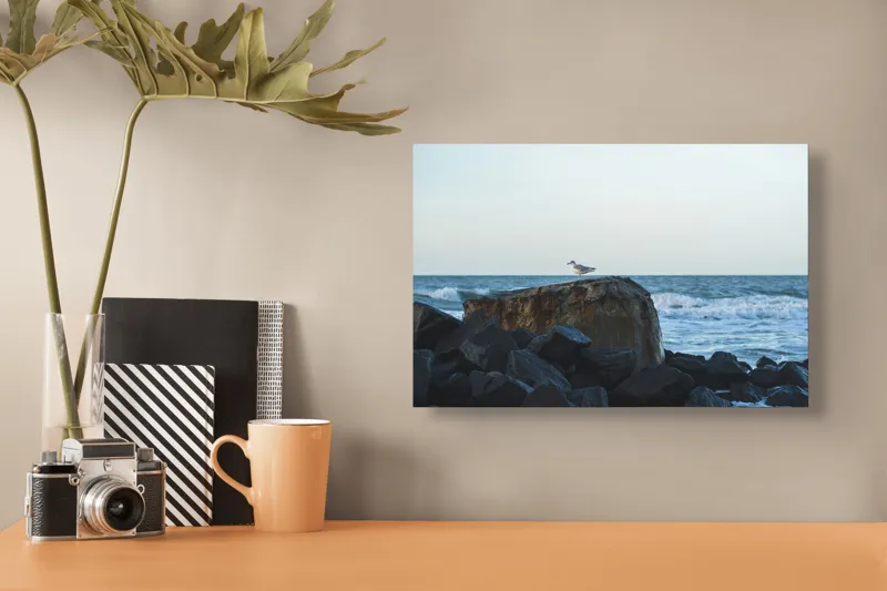 Tablou Canvas, "Pescăruș solitar pe stâncile mării", Pescăruș, Stâncă, Valuri, Cer, Apus, Liniște, Natură, Mare, Relaxare, 39 x 26 cm – poza 3