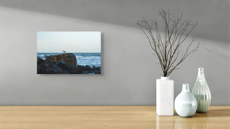 Tablou Canvas, "Pescăruș solitar pe stâncile mării", Pescăruș, Stâncă, Valuri, Cer, Apus, Liniște, Natură, Mare, Relaxare, 39 x 26 cm – poza 8