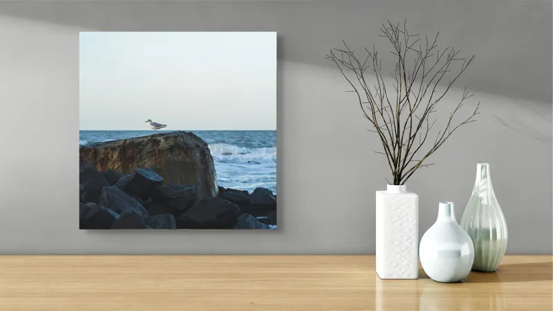 Tablou Canvas, "Pescăruș solitar pe stâncile mării", Pescăruș, Stâncă, Valuri, Cer, Apus, Liniște, Natură, Mare, Relaxare, 50 x 50 cm – poza 3