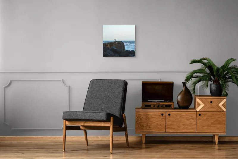 Tablou Canvas, "Pescăruș solitar pe stâncile mării", Pescăruș, Stâncă, Valuri, Cer, Apus, Liniște, Natură, Mare, Relaxare, 50 x 50 cm – poza 6