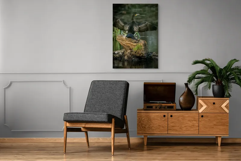 Tablou Canvas, "Cormoranul cu aripile desfăcute", Pasăre, Cormoran, Aripi, Întinse, Stâncă, Apă, Vegetație, Verde, Penaj, Negru, 70 x 100 cm – poza 6