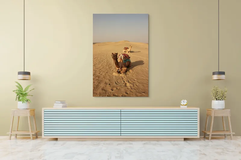 Tablou Canvas, "Tihna caravanelor în deșertul fierbinte", Cămile, Deșert, Nisip, Cer, Singurătate, Căldură, Orizont, Odihnă, 100 x 150 cm – poza 4