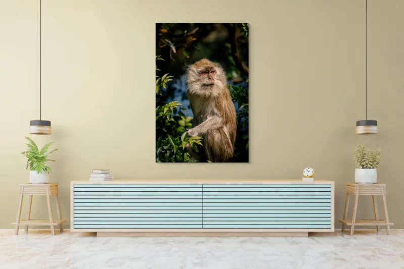 Tablou Canvas, "Maimuța contemplativă în natură vibrantă", Nu pot spune ce animal este aici., 100 x 150 cm – poza 4