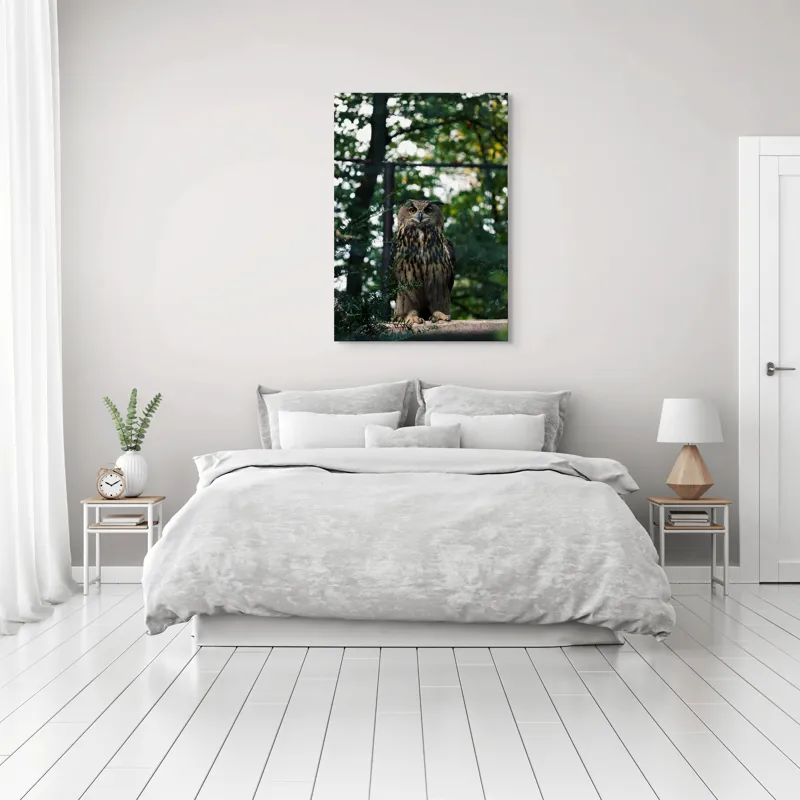 Tablou Canvas, "Bufnița în pădurea deasă", Bufniță, Pene, Copaci, Verdeață, Privire, Ramuri, Natură, Pădure, Stare de Alertă., 70 x 100 cm – poza 3