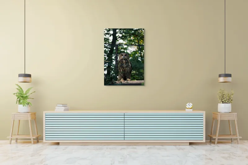 Tablou Canvas, "Bufnița în pădurea deasă", Bufniță, Pene, Copaci, Verdeață, Privire, Ramuri, Natură, Pădure, Stare de Alertă., 70 x 100 cm – poza 5