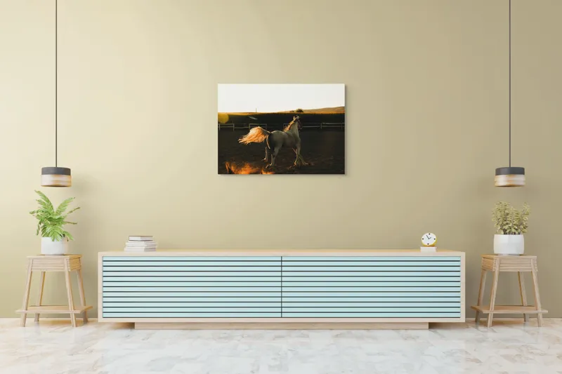 Tablou Canvas, "Calul alb în lumina apusului", Cal, Luminozitate, Mișcare, Peisaj, Energie, Apus, Libertate, Dinamică, 100 x 70 cm – poza 4
