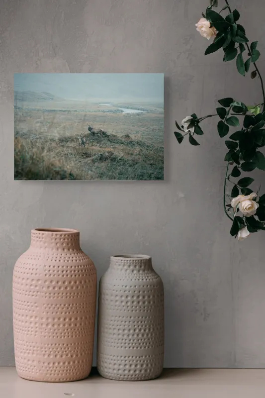 Tablou Canvas, "Cerbi în peisajul aspru de toamnă", Cerb, Pajiște, Peisaj, Câmpie, Râu, Natură, Sălbatic, Noros, Tihnă, 54 x 39 cm – poza 8